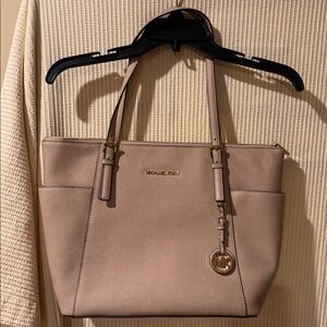 Michael Kors Jet Set Travel Tote bag, saffiano leather zipper closure. Pink